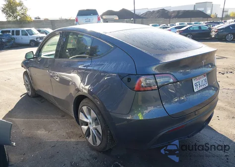 2023 Tesla Model Y Awd/Long Range Dual Motor All-Wheel Drive z USA, uszkodzony, nr VIN 7SAYGAEE9PF662232